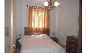 May Flower: Modern Flat Close To Airport/Bus Stops